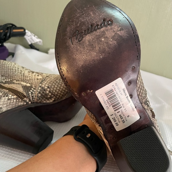 Elegant Snakeskin Pattern Ankle Boots - Picture 6 of 9